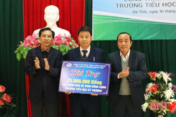Vietcombank Hà Tĩnh bàn giao công trình phụ trợ cho Trường Tiểu học Kỳ Thượng