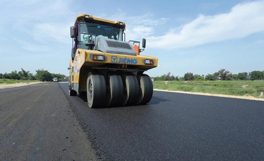 Đội nắng thi công đường vành đai phía Đông TP Hà Tĩnh