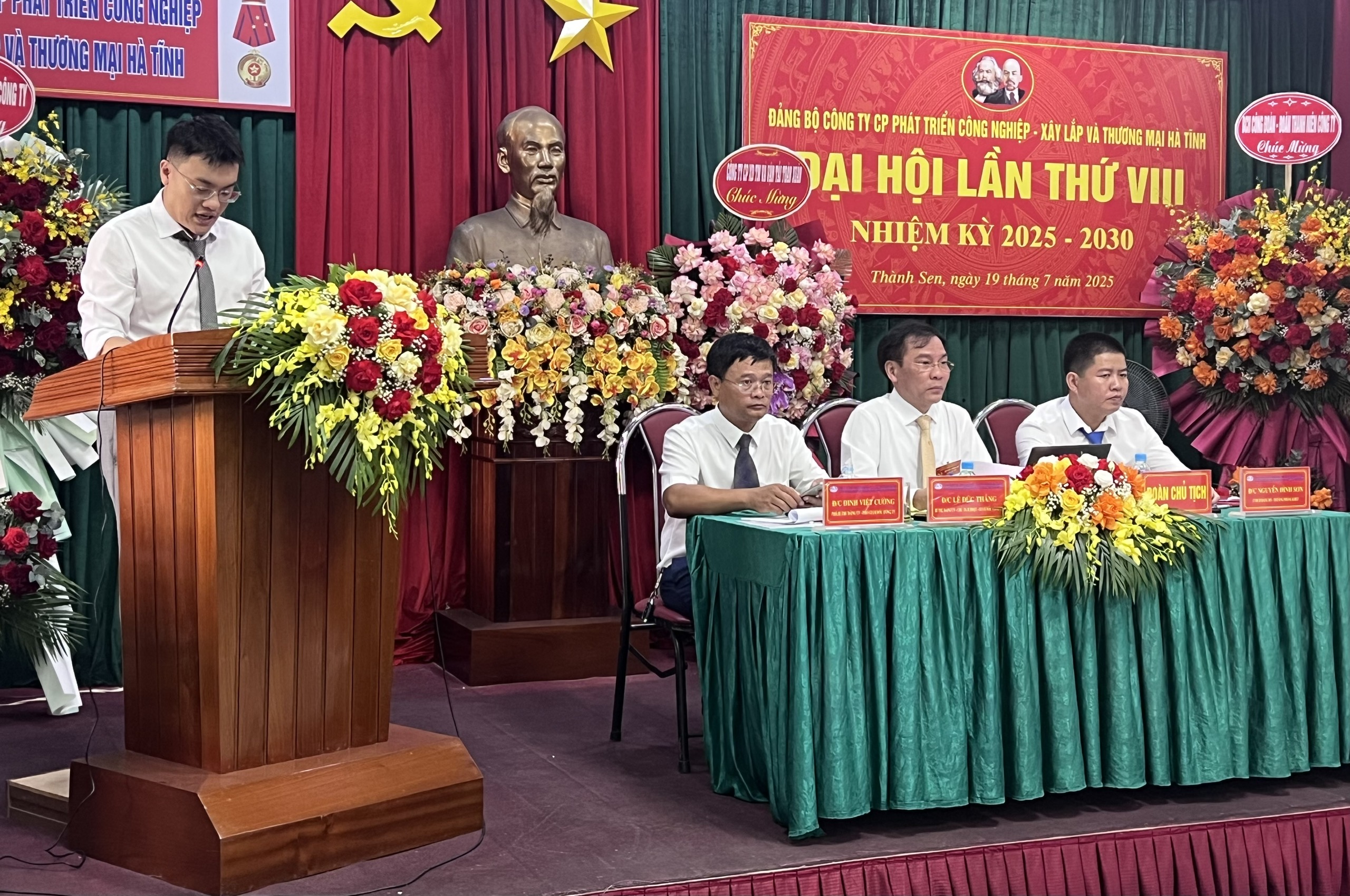 Đại diện Chi đoàn Thanh niên, đồng chí Lê Đức Khánh phát biểu tham luận